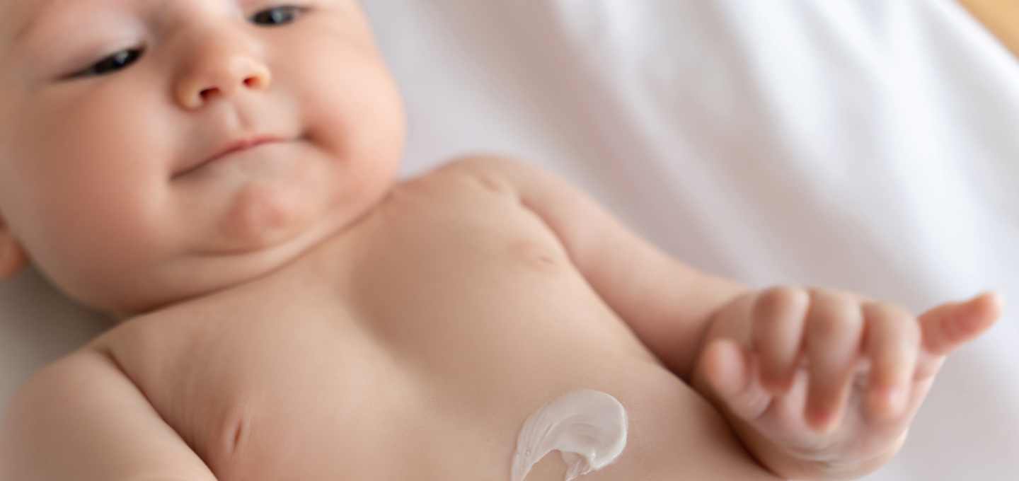 La pelle sensibile del neonato, tra secchezza e screpolature